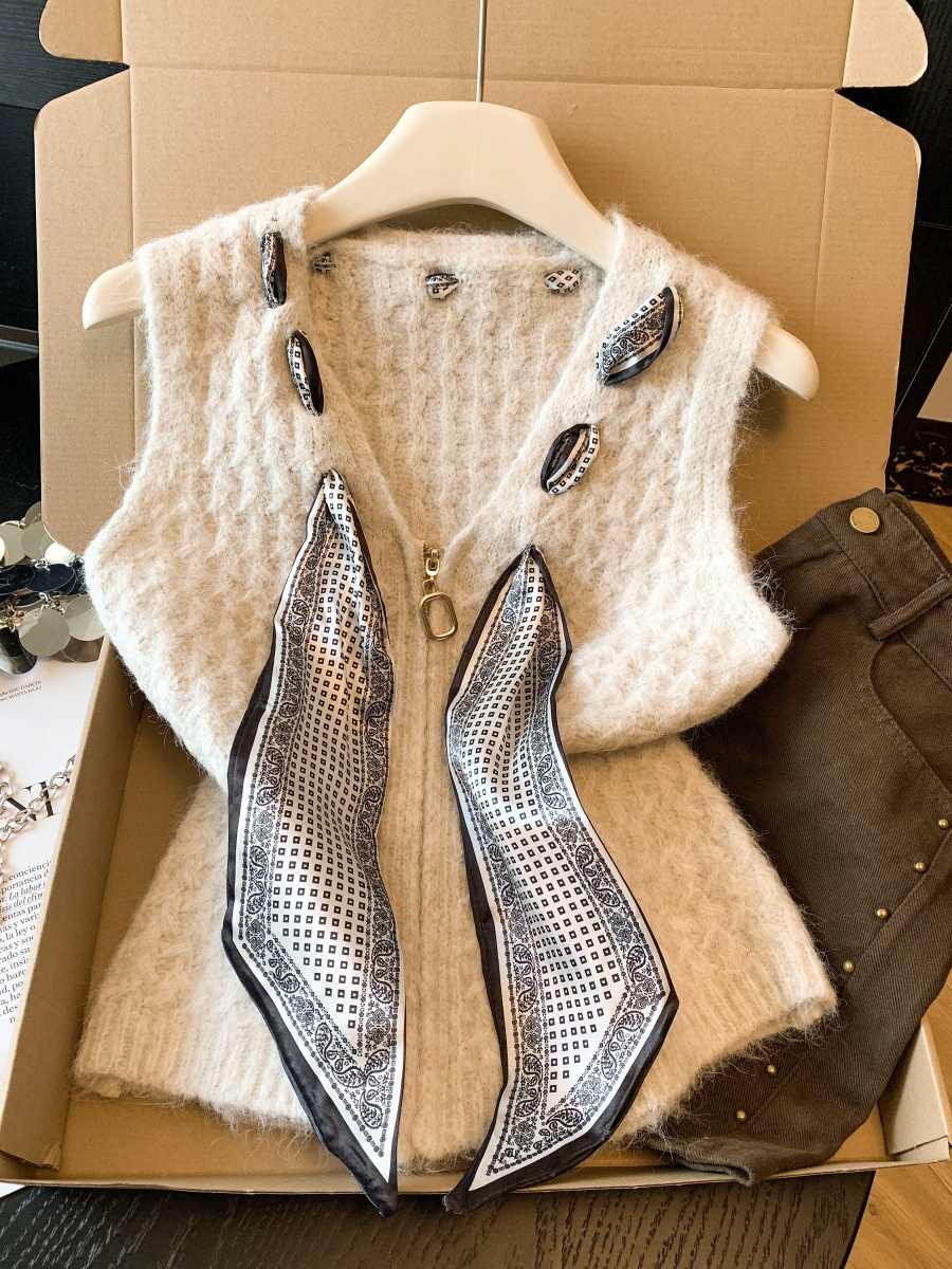 Retro Sleeveless Knit Vest with Scarf and Zip Front