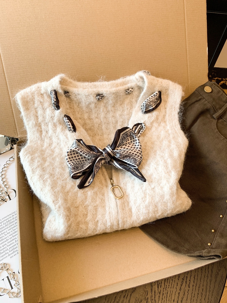 Retro Sleeveless Knit Vest with Scarf and Zip Front