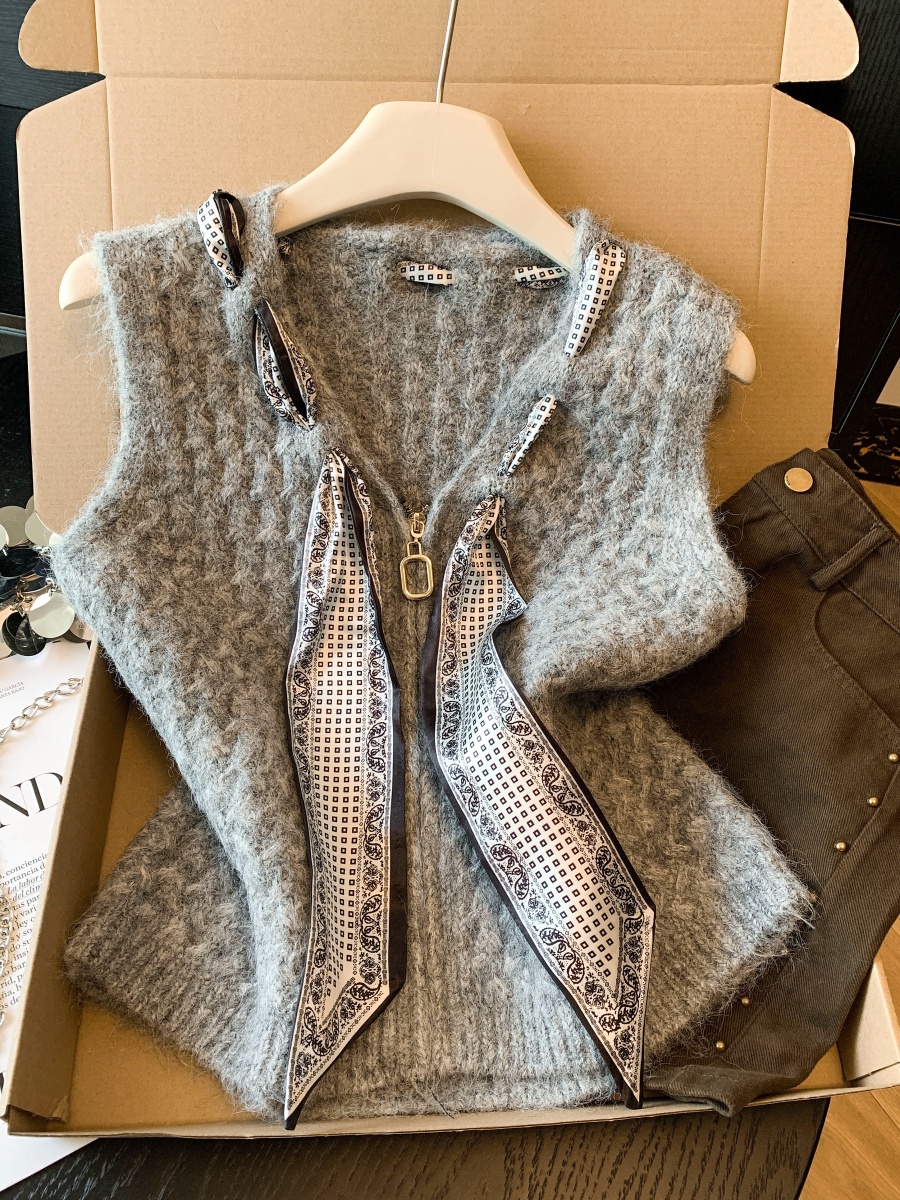 Retro Sleeveless Knit Vest with Scarf and Zip Front
