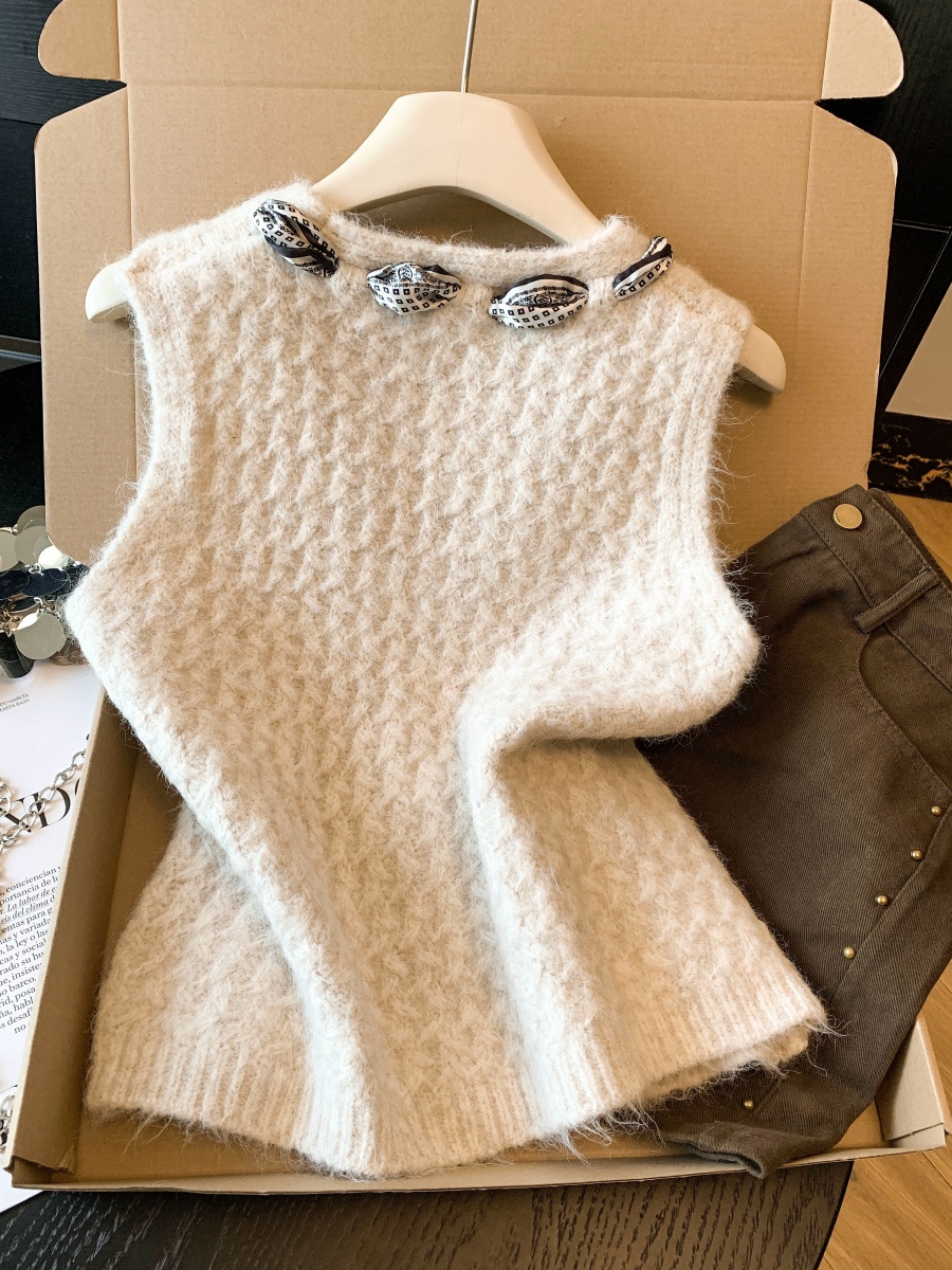 Retro Sleeveless Knit Vest with Scarf and Zip Front